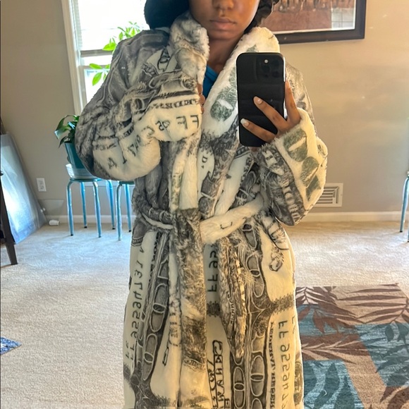 AKIRA Money Print Faux Fur Robe - Picture 3 of 4